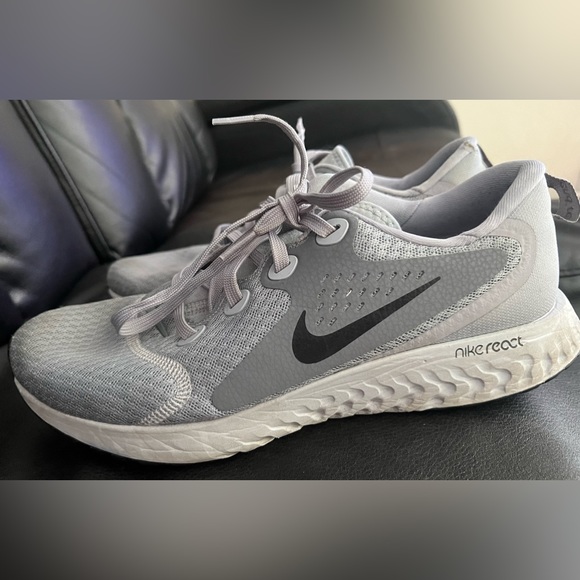 Nike: Gray Women’s Athletic Shoes: Size 11 - Picture 2 of 9